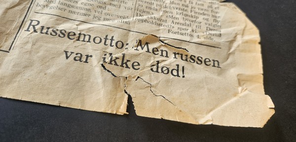 Utsnitt fra russeavisen Russerøsten, 1945, fra Arendal. Teksten er: "Russemotto: Men russen var ikke død!"