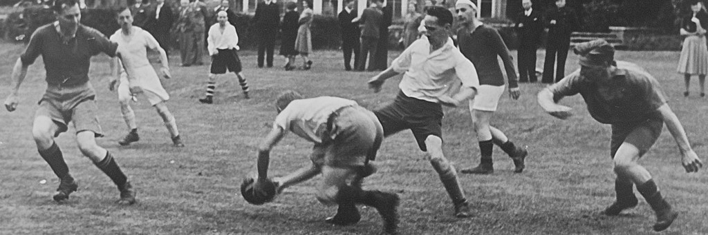 Utsnitt av bilde av fotballkamp, Sunningdale 21.8.1943.